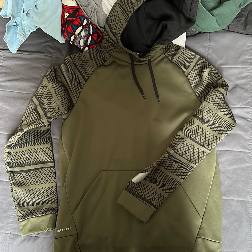 Nike dry fit hoodie men’s medium